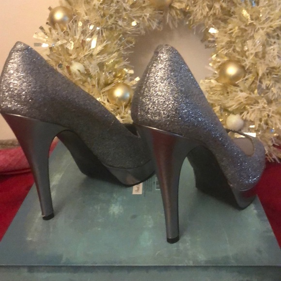 GUESS Womens Peep Toe Stilettos - Picture 3 of 6